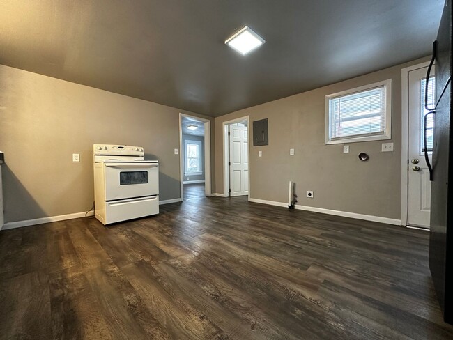 Building Photo - Recently Renovated 3 Bedroom 1 Bath Single...