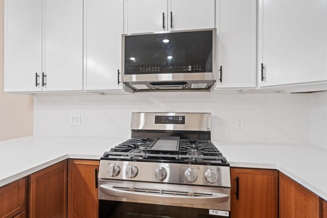 Building Photo - 277 Pearsall Ave