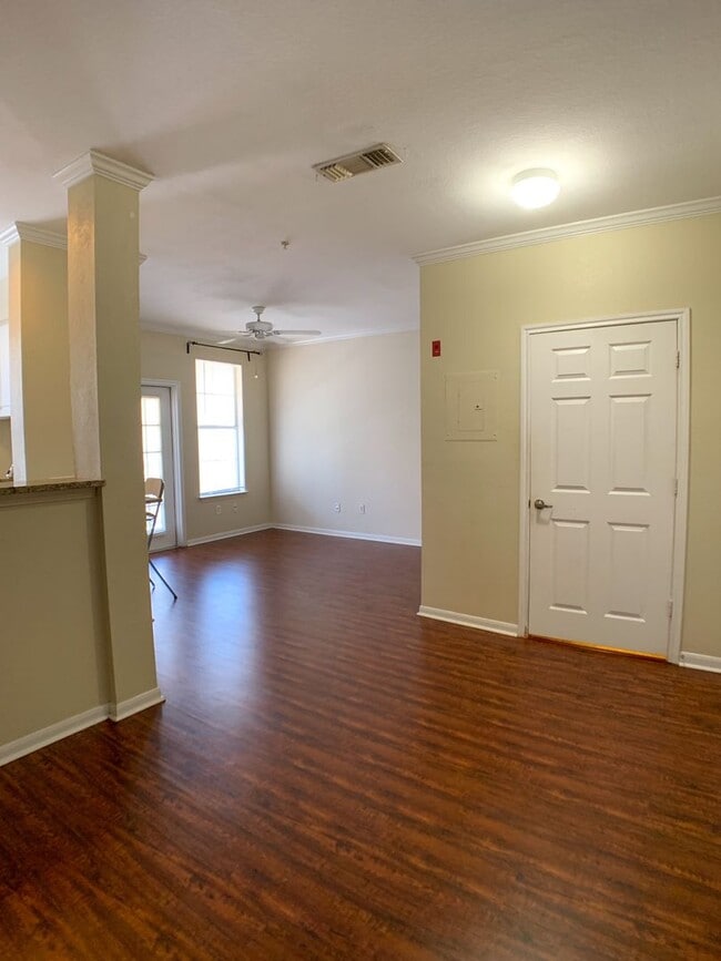 Building Photo - Studio unit in Downtown with free water an...