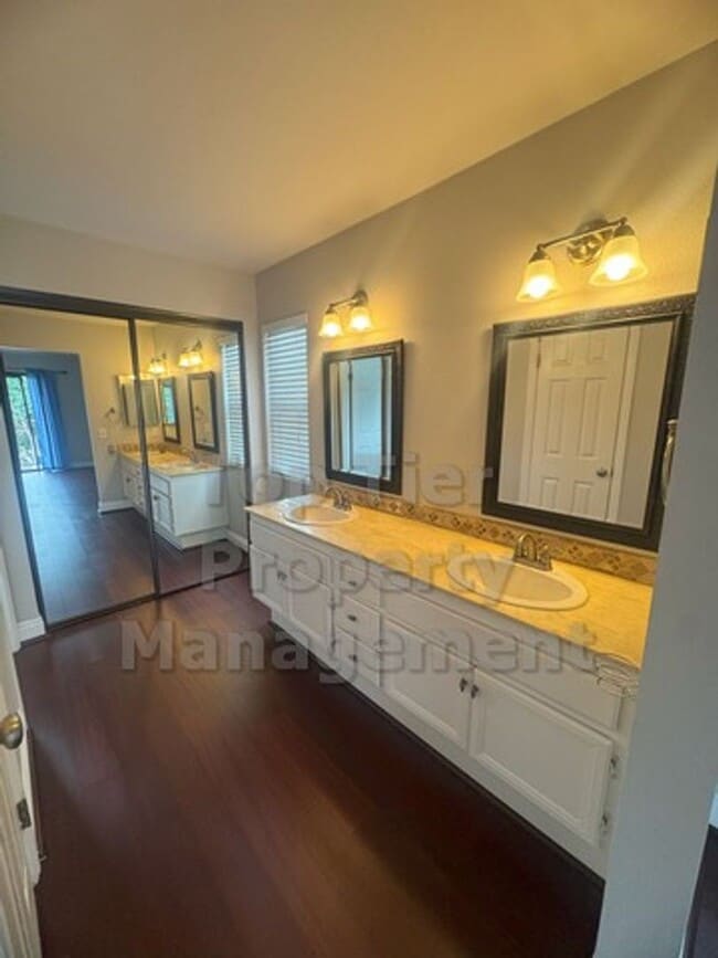Building Photo - Stunning 3-Bed, 2-Bath Carlsbad End Unit f...