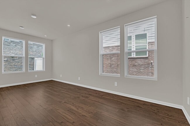 Building Photo - 3 bed/2.5 bath townhome in Tulip Hills wit...