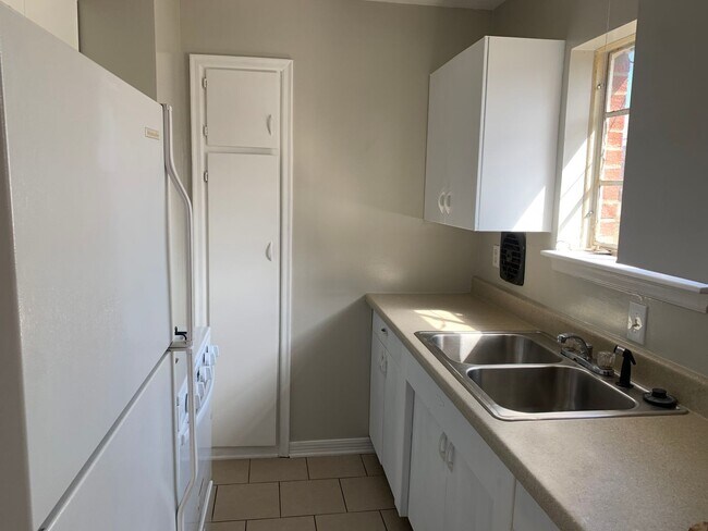 Building Photo - $525 - 1 bedroom/ 1 bathroom - Cozy fourplex
