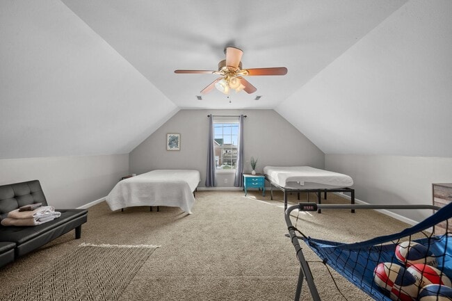 Building Photo - Pet Friendly, Bonus Room and Fenced Backyard!