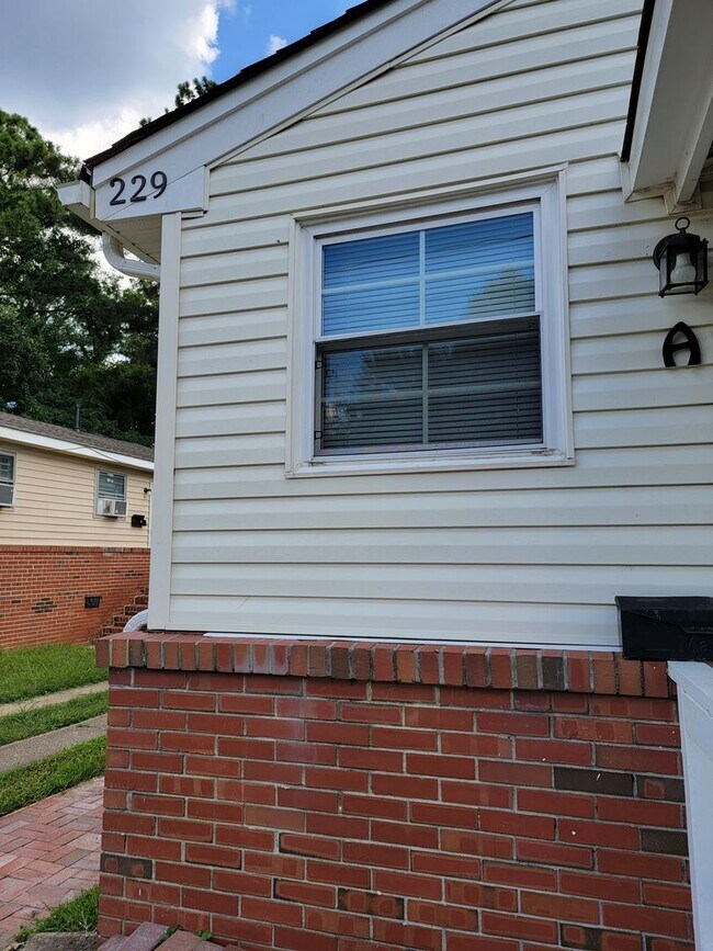 Building Photo - Front half of duplex, 2 bedroom 1 bath