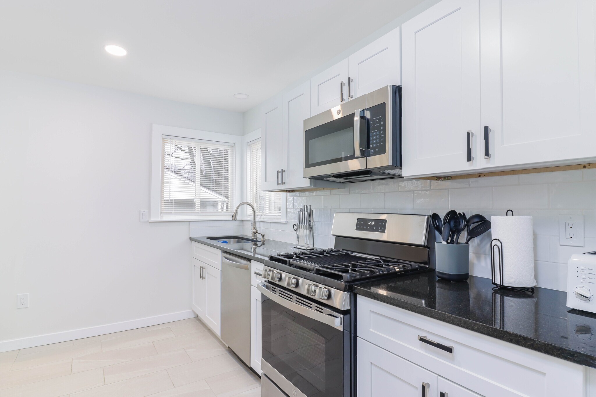 Building Photo - 29744 Rosslyn Ave