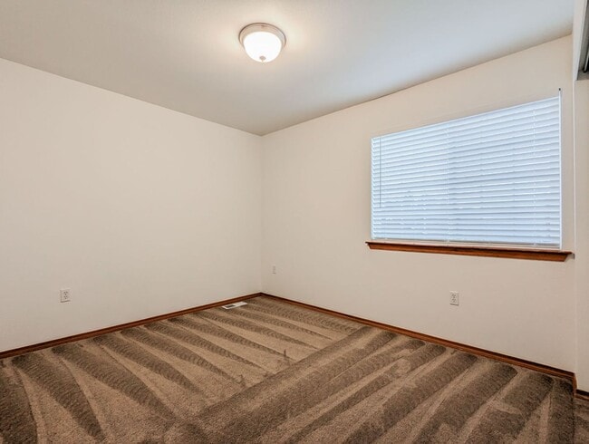 Building Photo - **Move-in Special!!!** Spacious 4 bd, 2.5 ba with 2 car garage and fenced yard!