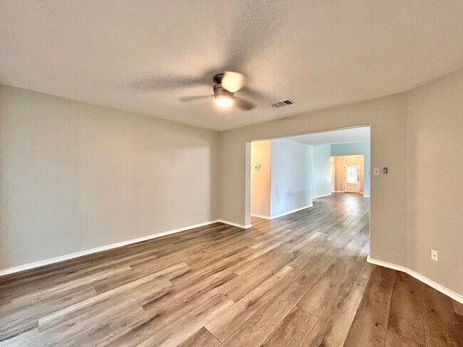 Building Photo - Spacious 4/BR 3/BA One-Level Home with Lar...