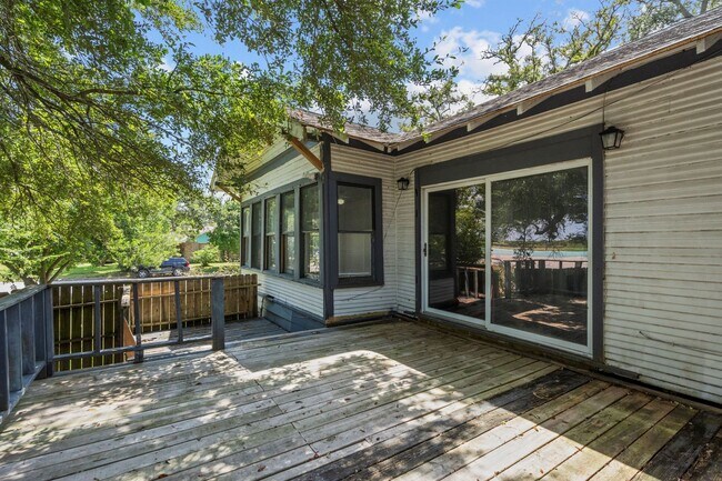 Building Photo - Charming 3 bedroom 1940's bungalow!