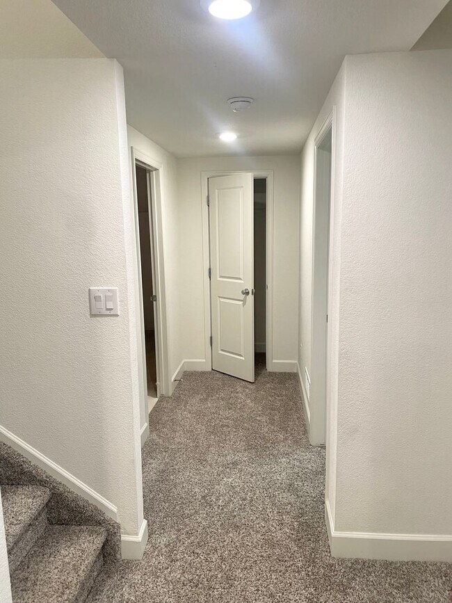 Building Photo - Beautiful 4bd 3.5 bath townhome for rent