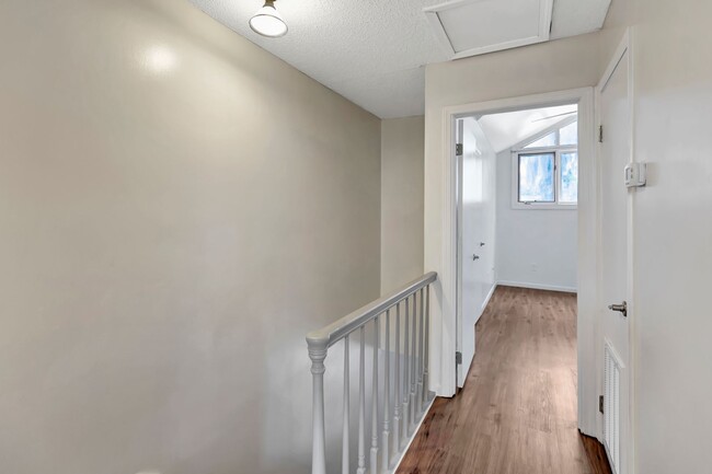 Building Photo - Charming Townhome with Easy Ashley River A...