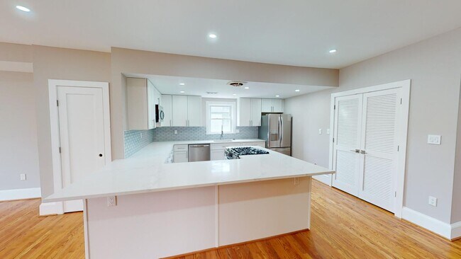 Primary Photo - 911 Monroe St NW