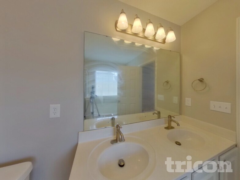 Building Photo - 1703 Mission Oaks St