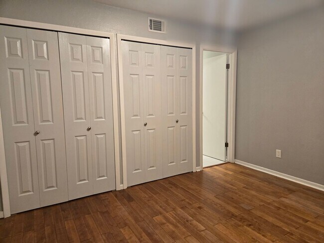 Building Photo - 2BR/2BA just minutes from Shands Hospital ...