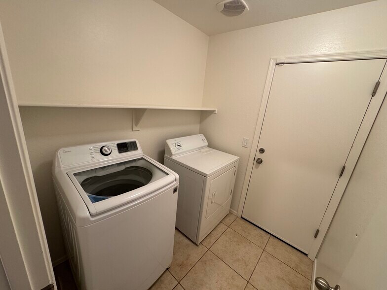 Laundry room - 2432 W Tamarisk Ave