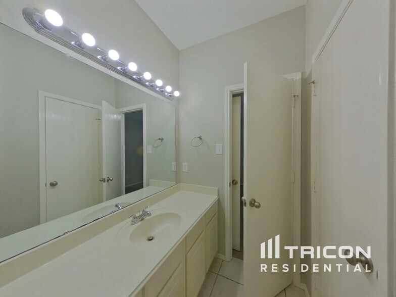 Building Photo - 300 Westbrook Dr