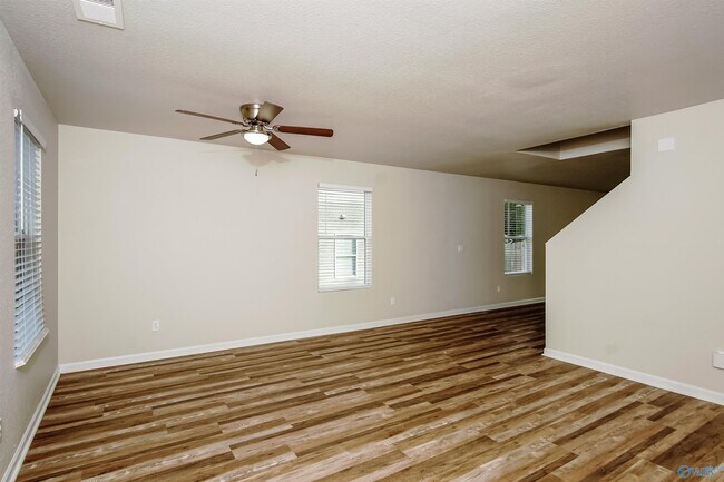 Building Photo - 202 Valleyside Dr NE