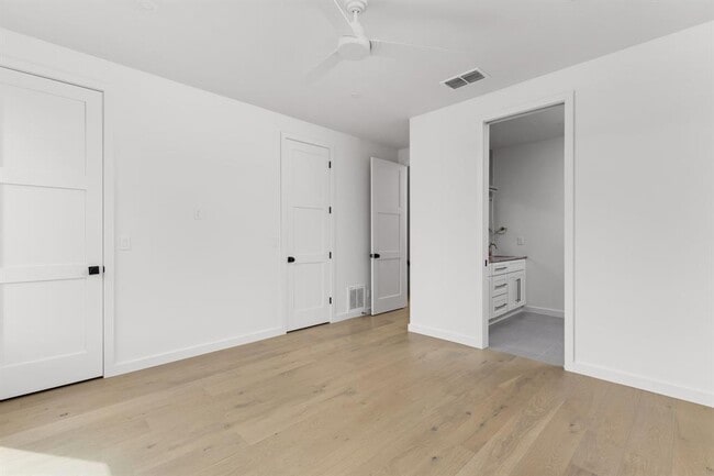 Building Photo - 912 1/2 E 50th St