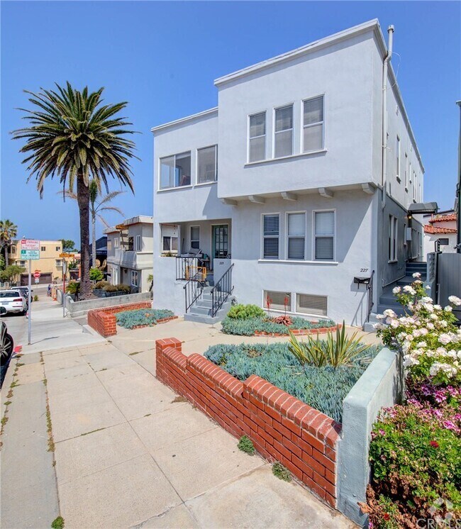 Building Photo - 223 24th St