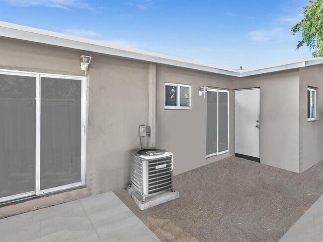 Building Photo - 916 NW 26th St