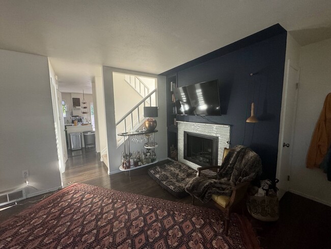 Living room/entry way - 300 Southridge Pl