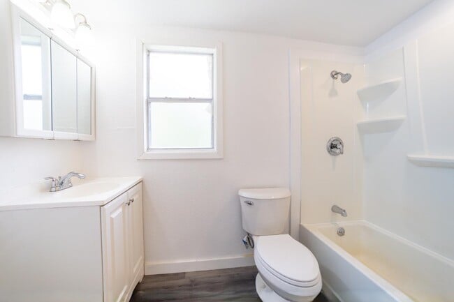 Building Photo - 611 Rochambeau St