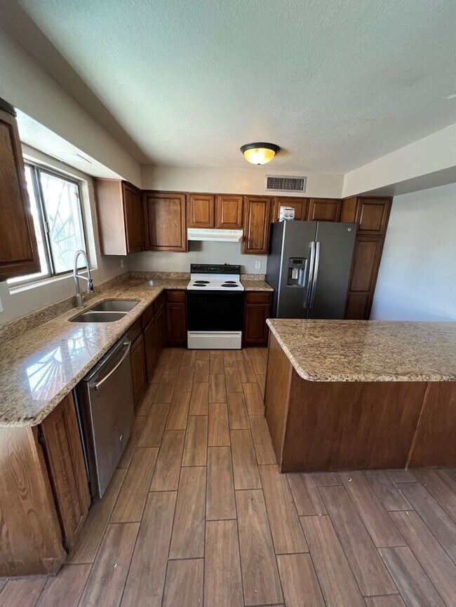 Building Photo - HOUSE FORE RENT