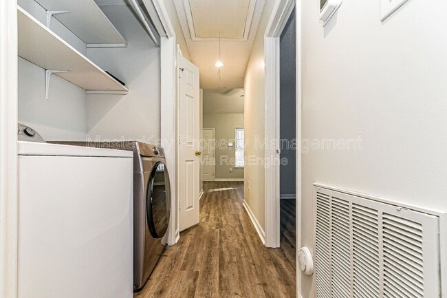 Building Photo - 112 Burt St