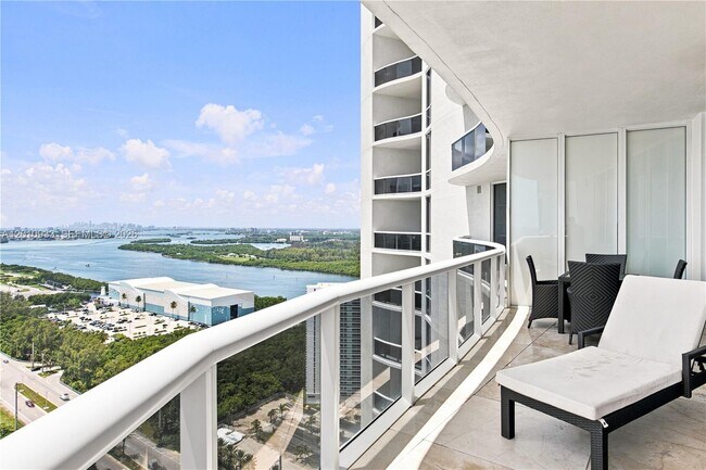 Building Photo - 15811 Collins Ave