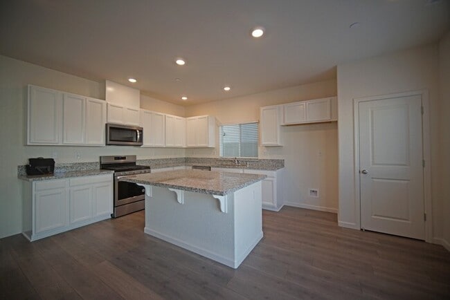Building Photo - Beautiful 4 Bedroom PLUS office / den in Natomas!