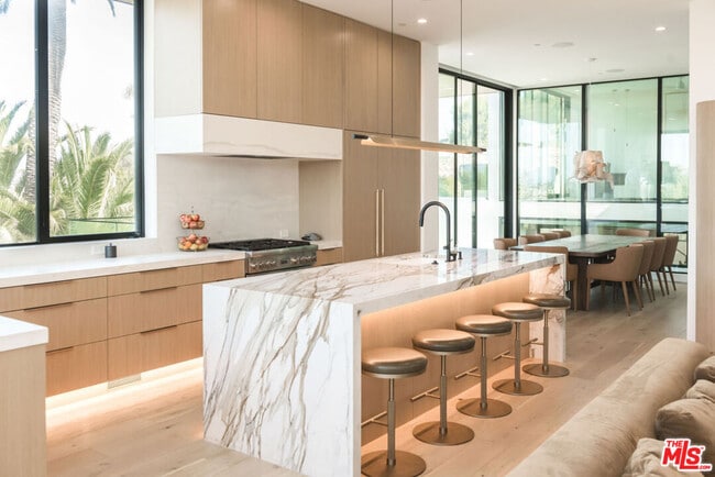 Building Photo - 606 N Ardmore Ave