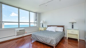 Building Photo - 6171 N Sheridan Rd