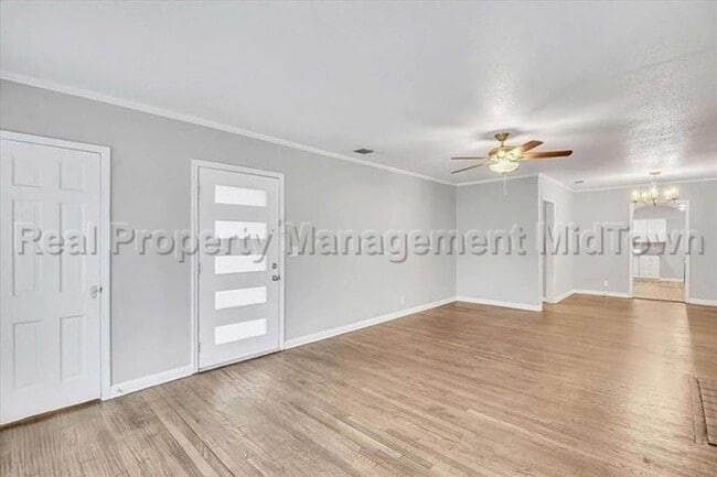 Building Photo - 6400 Greenway Rd