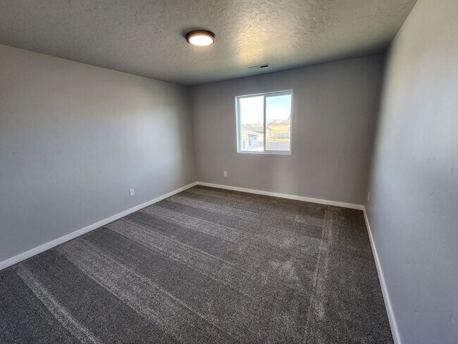 Building Photo - Brand New 5 Bedroom