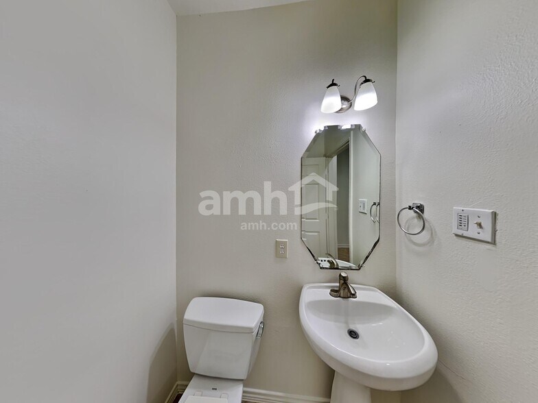 Building Photo - 15818 Shoreline Terrace Dr