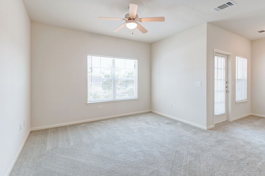 Building Photo - Live Oak