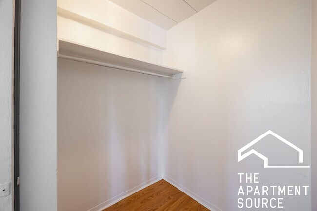 Building Photo - 1360 W Touhy Ave