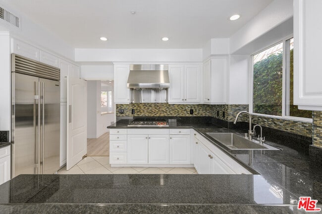 Building Photo - 668 Palisades Dr