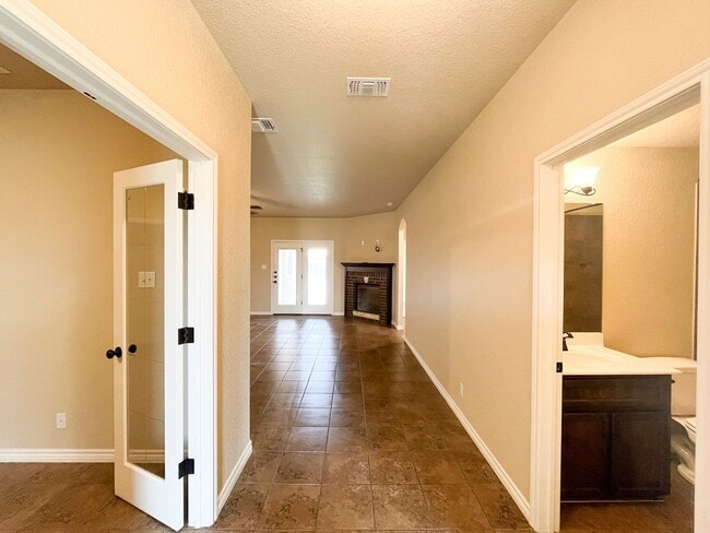 Building Photo - Available 7/11/2025 Beautiful 1 story, 5 b...