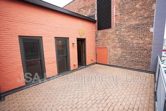 Building Photo - 208 E 4th St