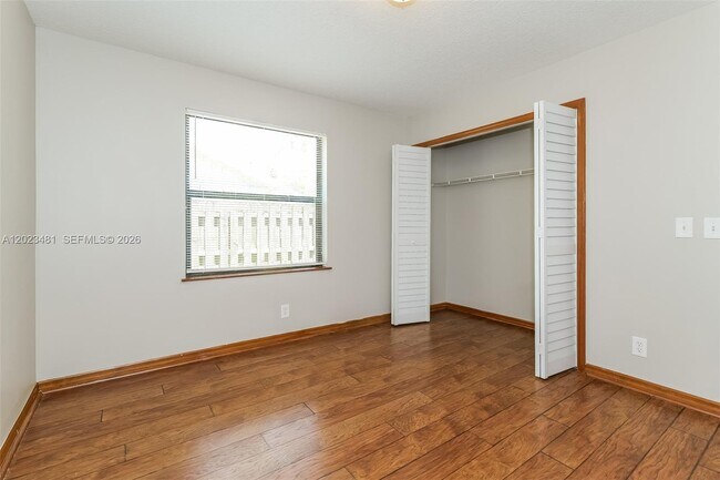 Building Photo - 878 Daffodil Dr