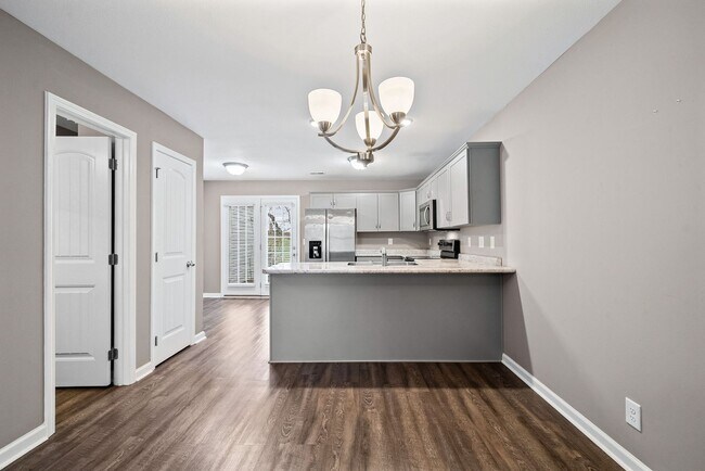 Building Photo - 2 Bedroom Condo For Rent With Community Swimming Pool!