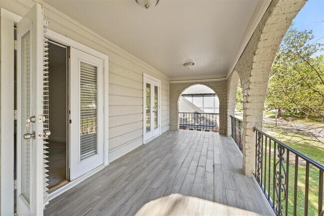 Building Photo - 12811 Shady Knoll Ln