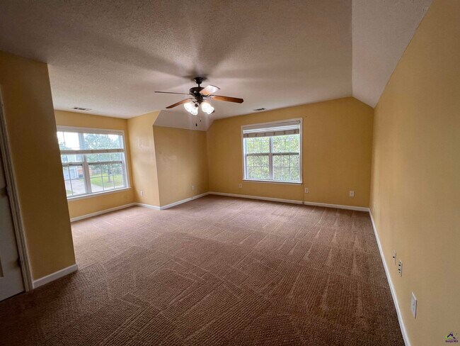 Building Photo - 206 Meyers Lake Dr