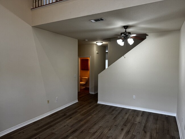Building Photo - "Spacious 3-Bed Townhouse Oasis with 2.5 B...