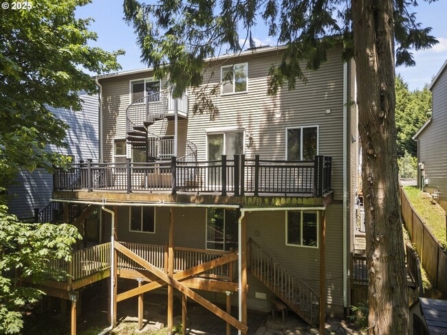 Building Photo - 3 levels, 7 bedrooms , lower level apartme...