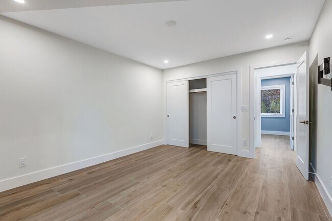 Building Photo - ** OLDE NAPLES ** 2 BED / 2 BATH - COMPLETELY REMODELED - PET OK! - ANNUAL RENTAL