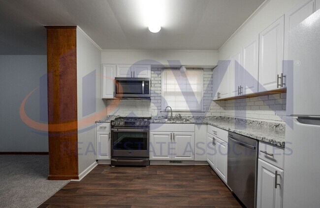 Building Photo - Refreshed 3 Bedroom / 2.5 Bath Ranch Style Home in Parkwood Neighborhood!