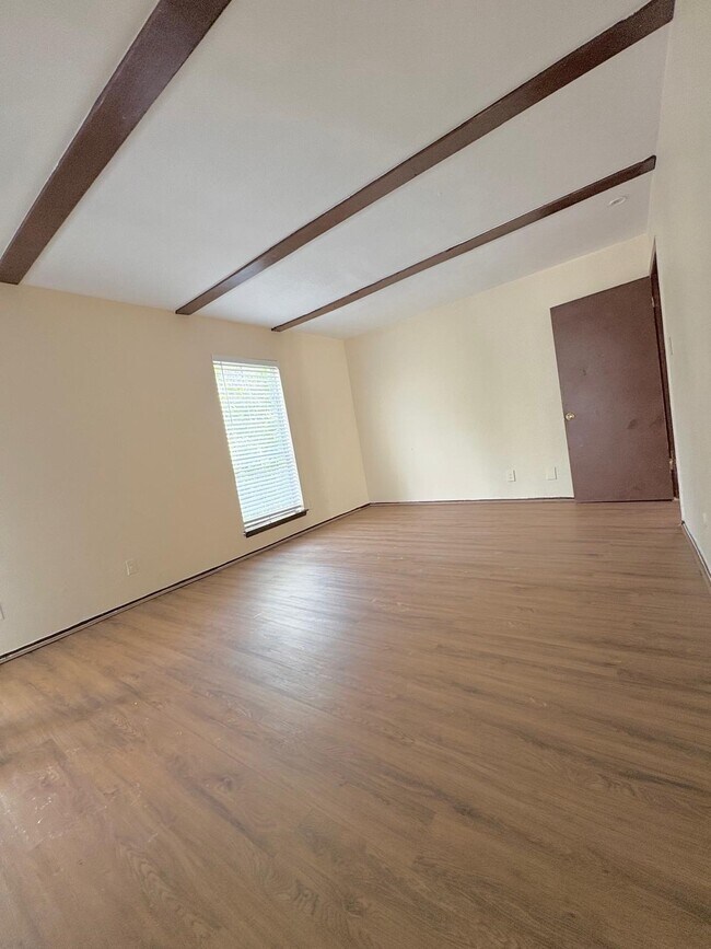 Building Photo - 6200 W Tidwell Rd