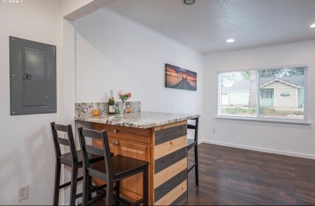 Building Photo - Beautiful 3 bd, 1 bath open kitchen/living, large yard, walk through video.