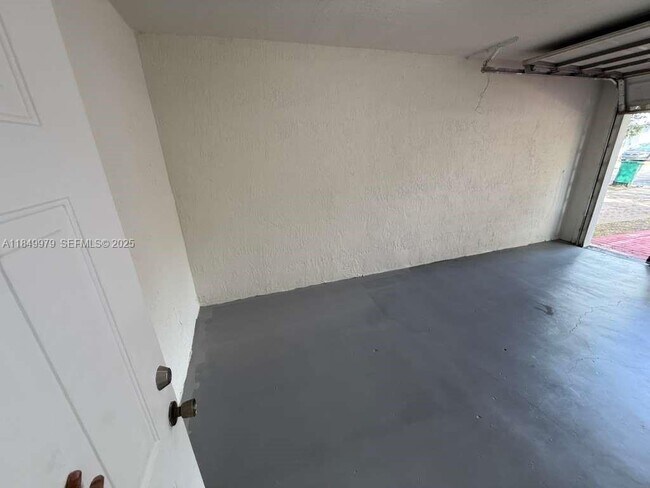 Building Photo - 820 SW 6th Ct